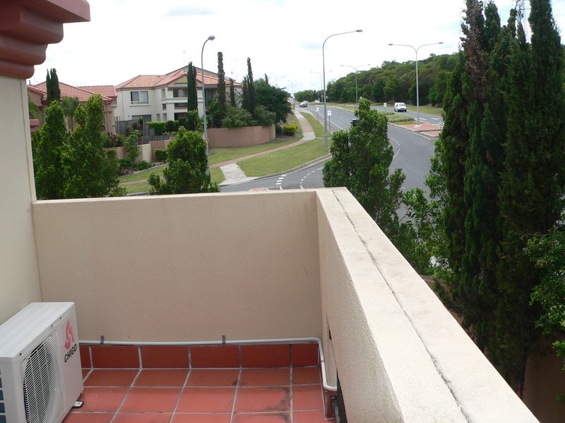 2/480 Christine Avenue, Robina QLD 4226