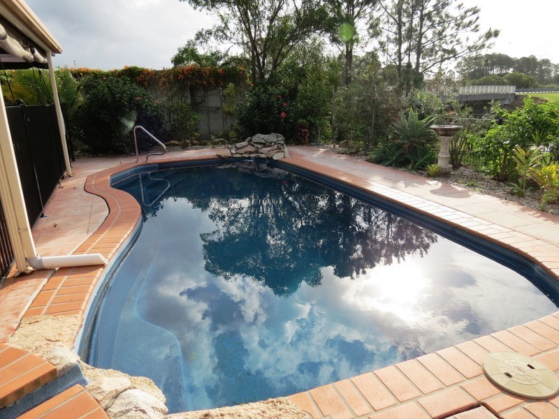 1 Beaconsfield Drive, Burleigh Waters QLD 4220
