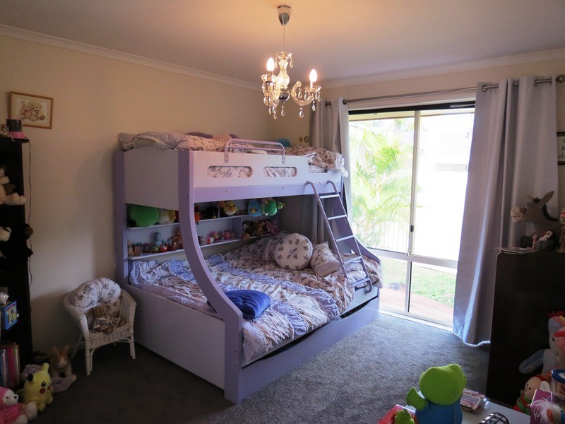 1 Beaconsfield Drive, Burleigh Waters QLD 4220