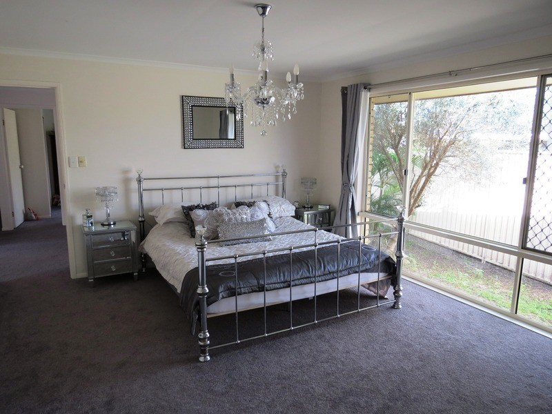 1 Beaconsfield Drive, Burleigh Waters QLD 4220