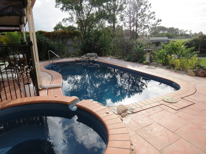 1 Beaconsfield Drive, Burleigh Waters QLD 4220