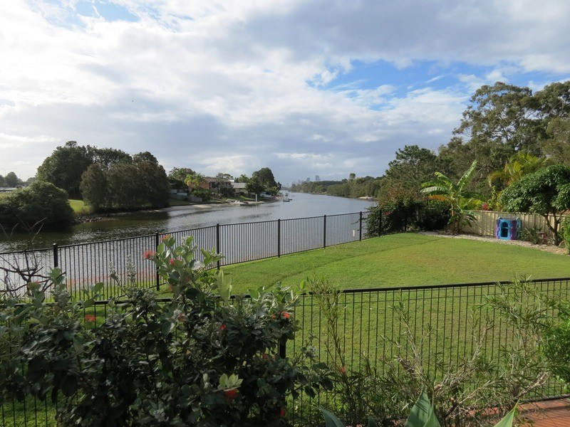 1 Beaconsfield Drive, Burleigh Waters QLD 4220