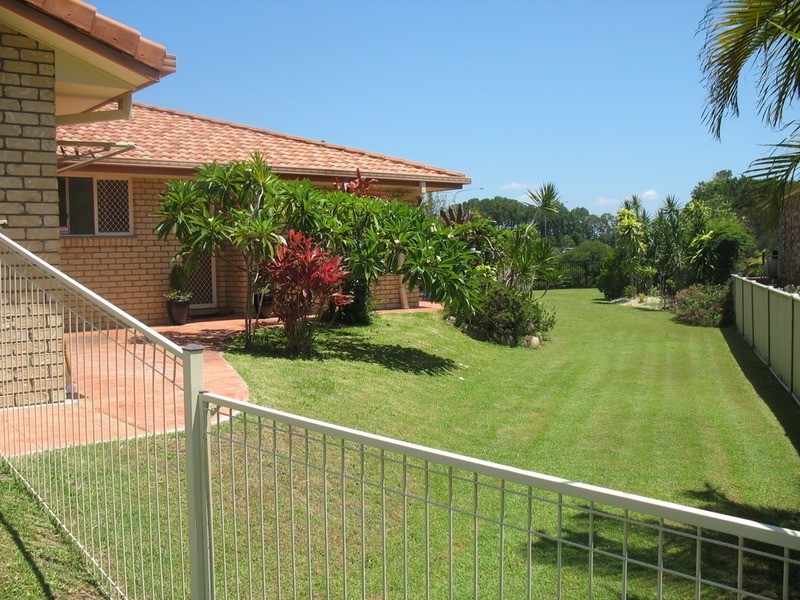1 Beaconsfield Drive, Burleigh Waters QLD 4220