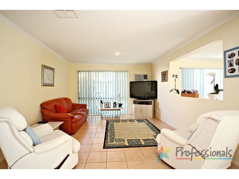 8 Robinia Court, Robina QLD 4226