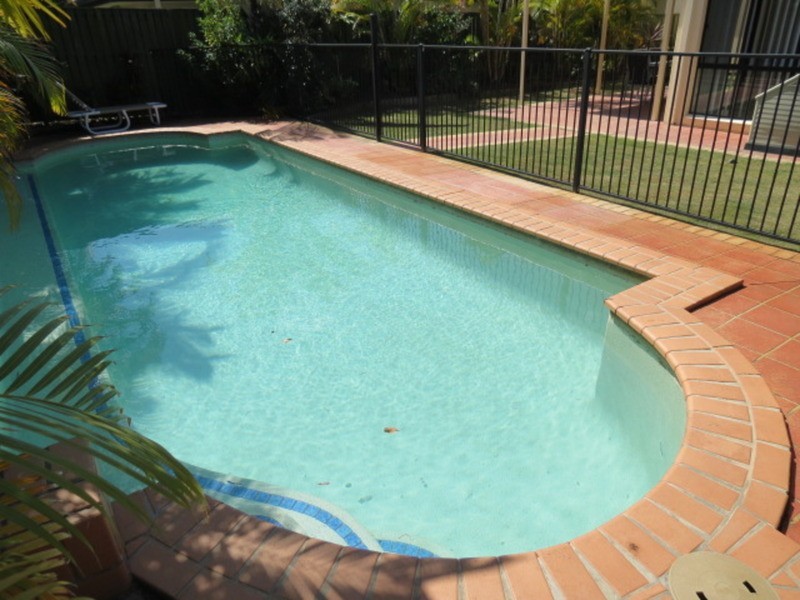 8 Robinia Court, Robina QLD 4226