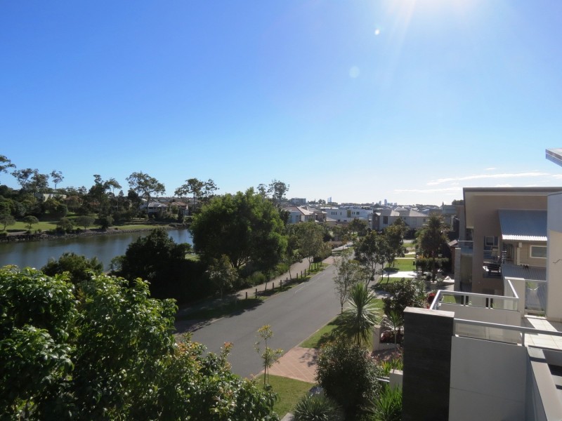 13 Port Peyra Crescent, Varsity Lakes QLD 4227