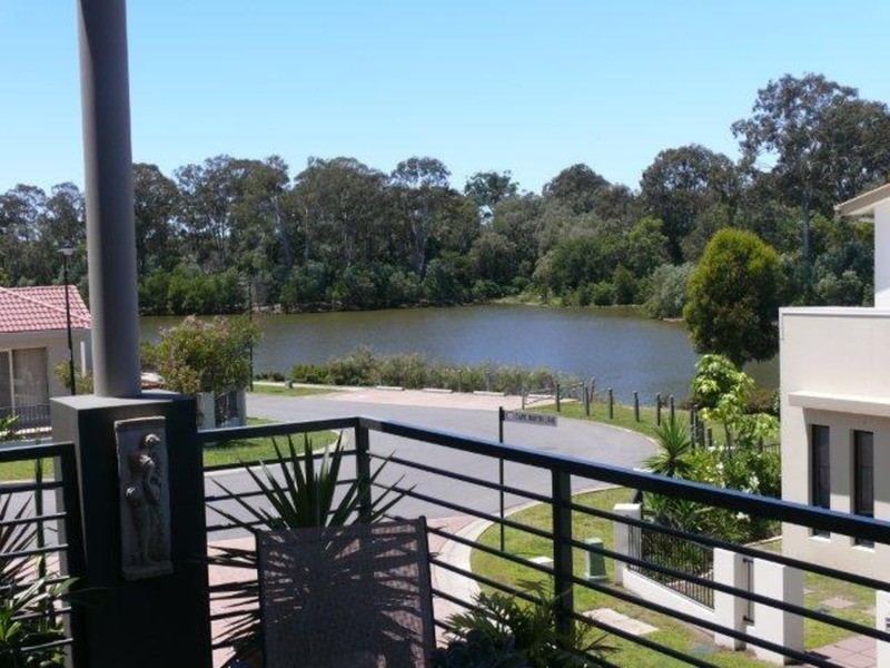 2/1 Cape Martin Lane, Varsity Lakes QLD 4227