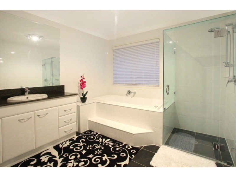 17 Valetta Crescent, Varsity Lakes QLD 4227