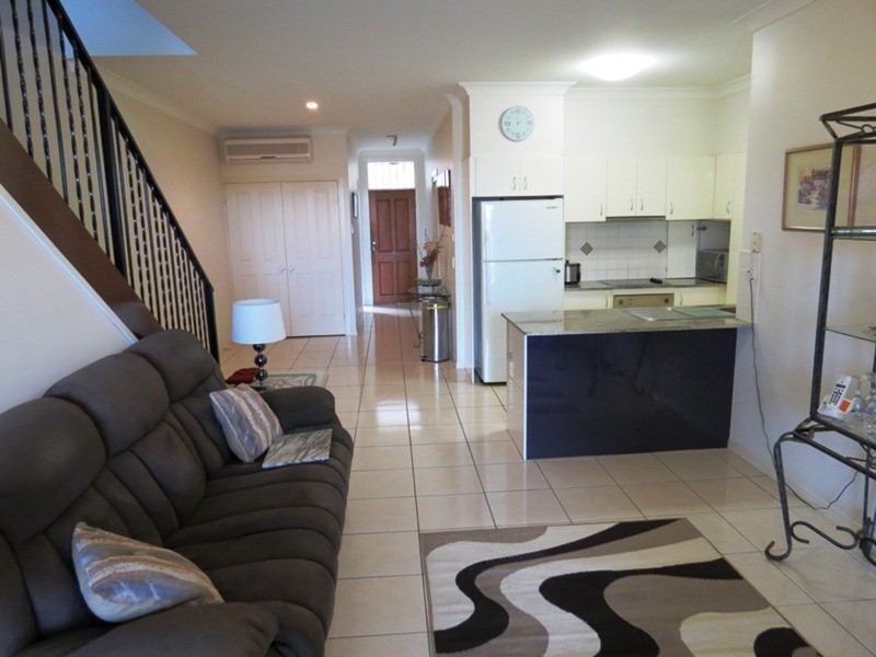 2/3 North Shore Avenue, Varsity Lakes QLD 4227