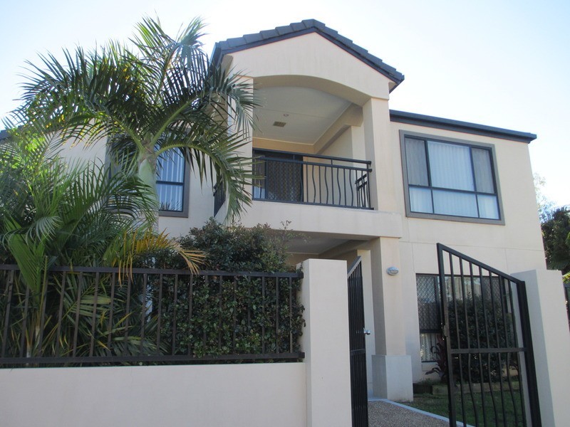 3 Grenada Court, Varsity Lakes QLD 4227