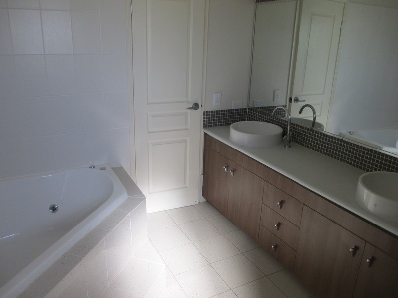 3 Grenada Court, Varsity Lakes QLD 4227