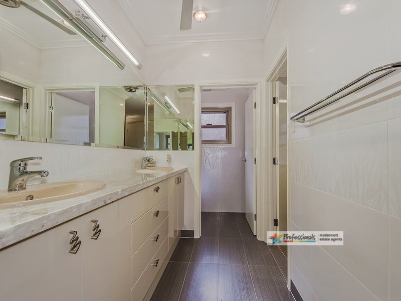 33 Meridien Avenue, Varsity Lakes QLD 4227
