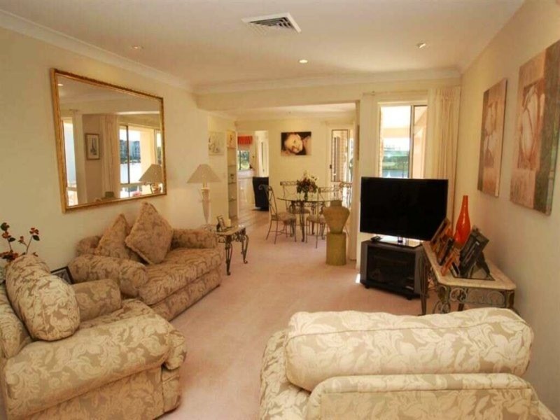 8 Vanderbilt Court, Varsity Lakes QLD 4227