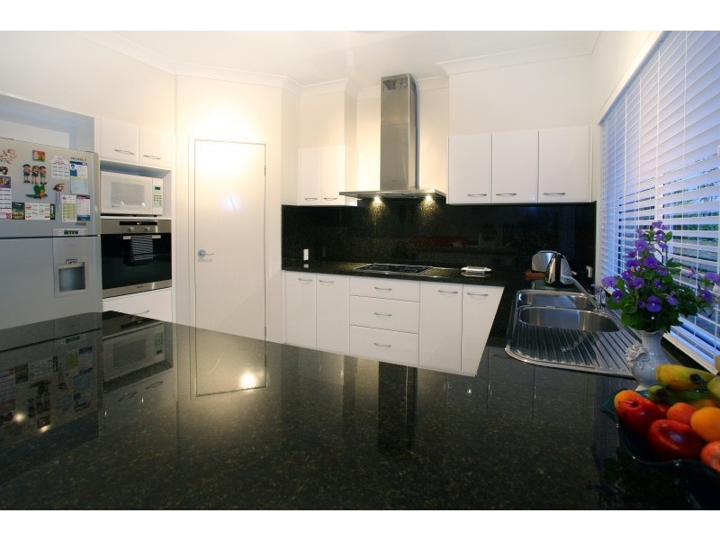 17 Valetta Crescent, Varsity Lakes QLD 4227