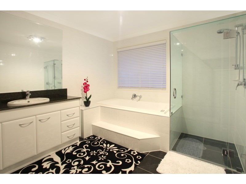 17 Valetta Crescent, Varsity Lakes QLD 4227