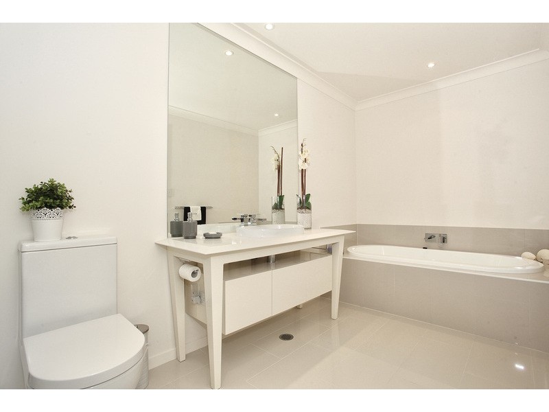 180 North Hill Drive, Robina QLD 4226