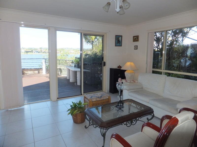 16 Seafoam Close, Varsity Lakes QLD 4227