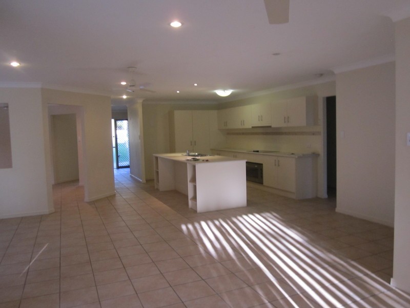 4 Lennox Street, Pacific Pines QLD 4211