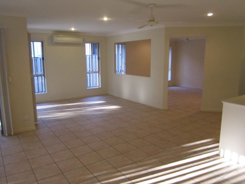 4 Lennox Street, Pacific Pines QLD 4211