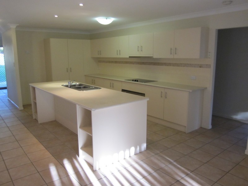 4 Lennox Street, Pacific Pines QLD 4211