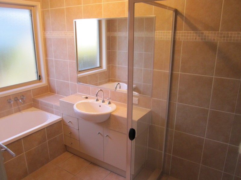 4 Lennox Street, Pacific Pines QLD 4211