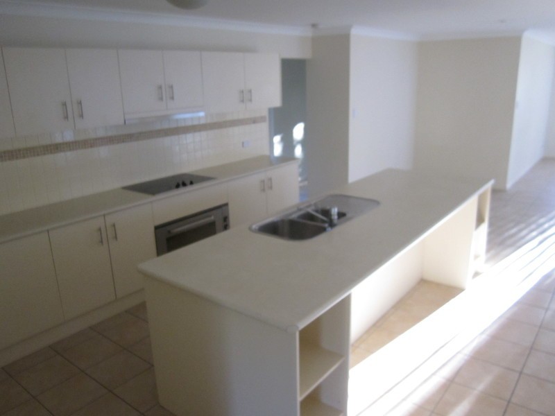 4 Lennox Street, Pacific Pines QLD 4211