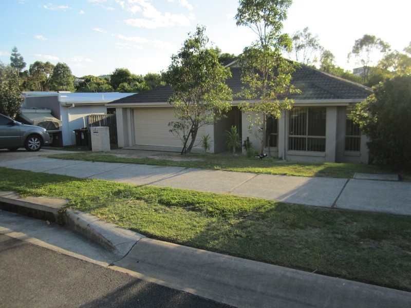 4 Lennox Street, Pacific Pines QLD 4211