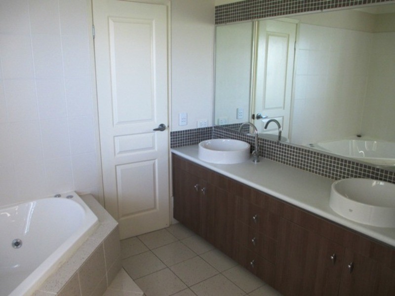 3 Grenada Court, Varsity Lakes QLD 4227