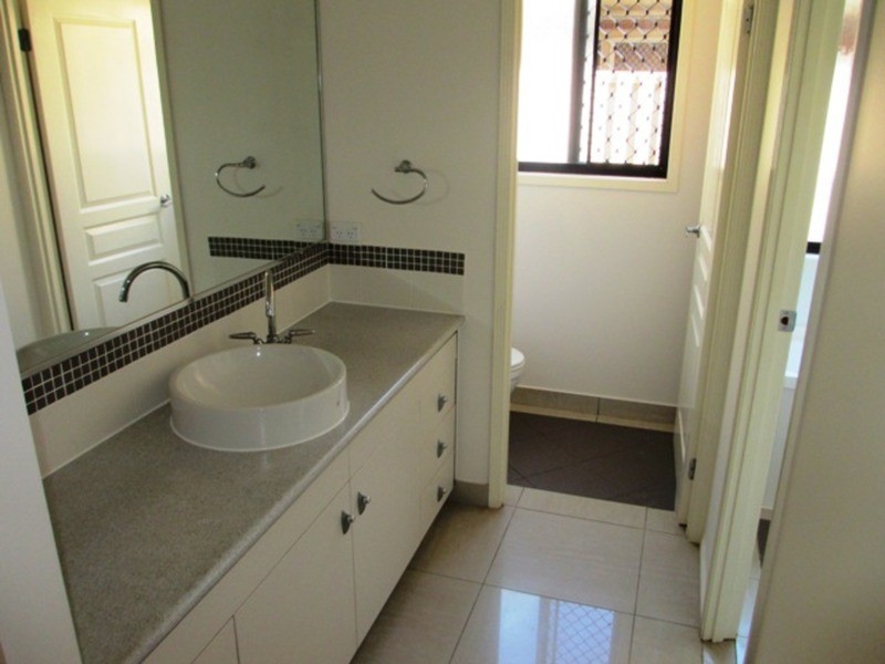 3 Grenada Court, Varsity Lakes QLD 4227