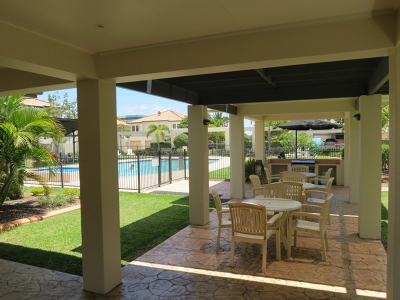 2/226 Cheltenham Drive, Robina QLD 4226