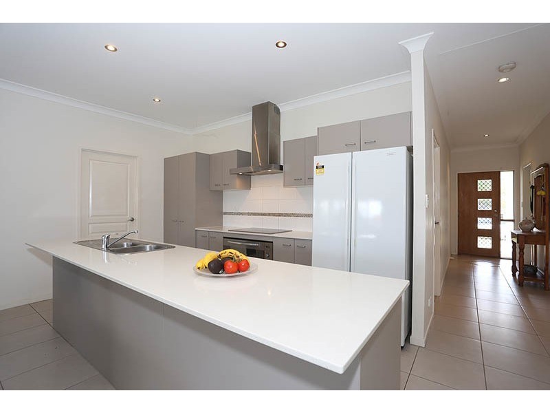 8 Marks Drive, Varsity Lakes QLD 4227