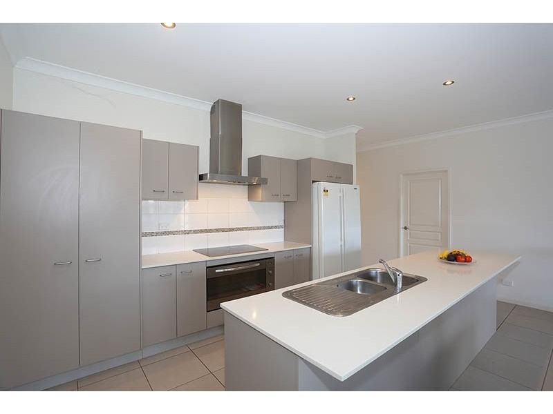 8 Marks Drive, Varsity Lakes QLD 4227