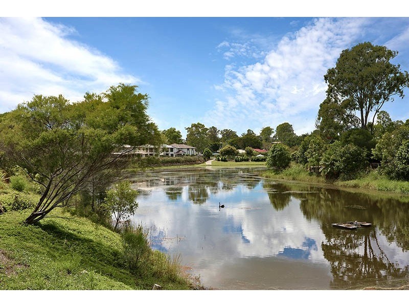 8 Marks Drive, Varsity Lakes QLD 4227