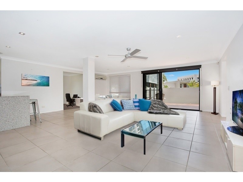 81 Alec Avenue, Mermaid Waters QLD 4218