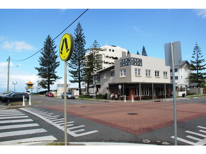 81 Alec Avenue, Mermaid Waters QLD 4218