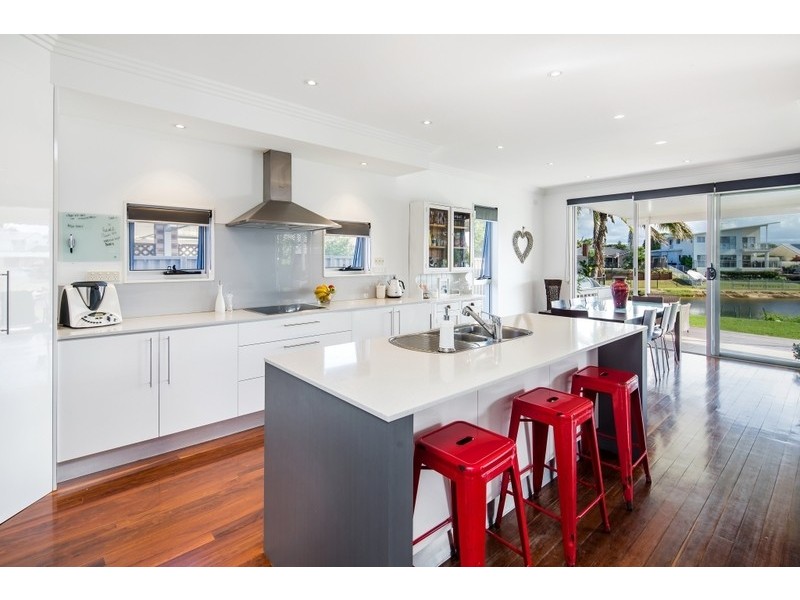 2 Rudder Court, Mermaid Waters QLD 4218