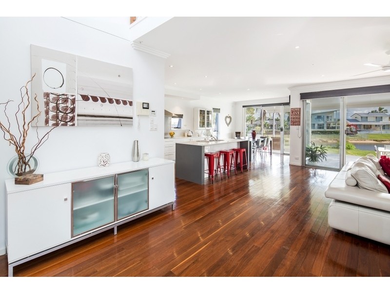 2 Rudder Court, Mermaid Waters QLD 4218