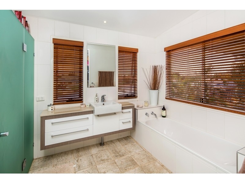 2 Rudder Court, Mermaid Waters QLD 4218