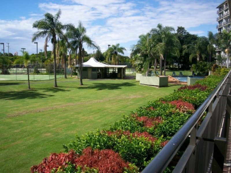 4/11 Fairway Drive, Clear Island Waters QLD 4226