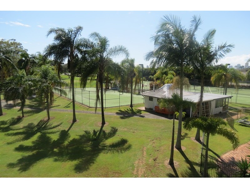 9W/11 Fairway Drive, Clear Island Waters QLD 4226