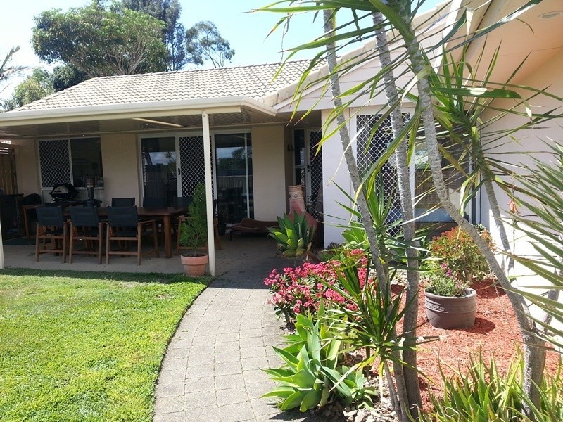 8 Bellbrook Close, Robina QLD 4226