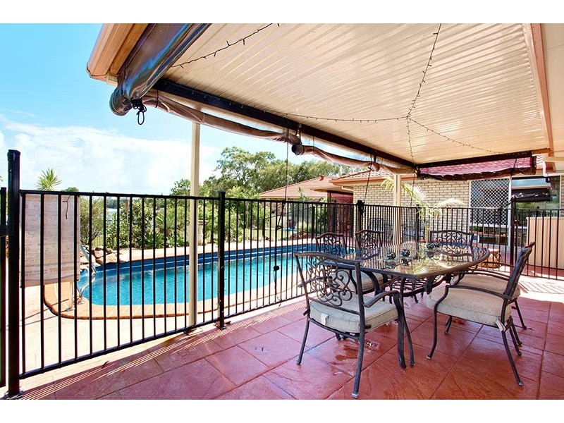 1 Beaconsfield Drive, Burleigh Waters QLD 4220
