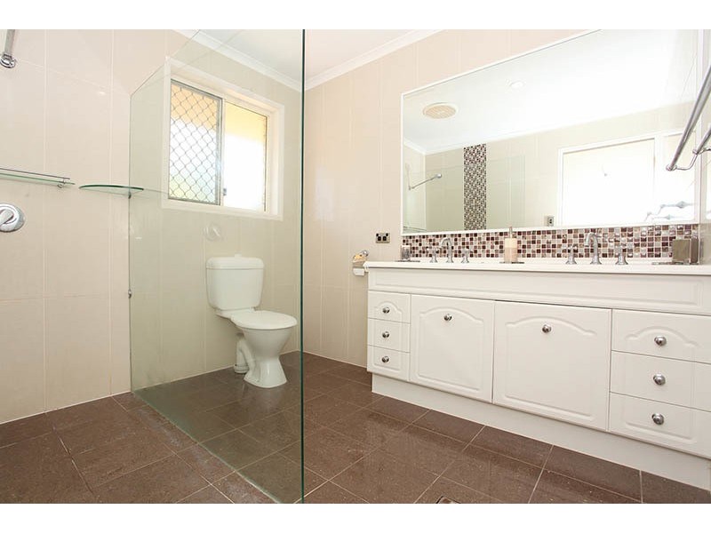 1 Beaconsfield Drive, Burleigh Waters QLD 4220