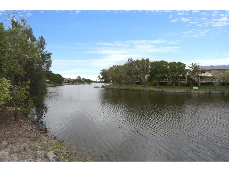 4/4 Comore Drive, Varsity Lakes QLD 4227