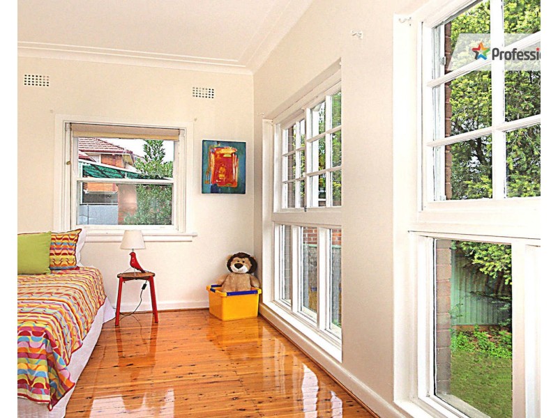 8 Pacific Road, Kingsgrove NSW 2208