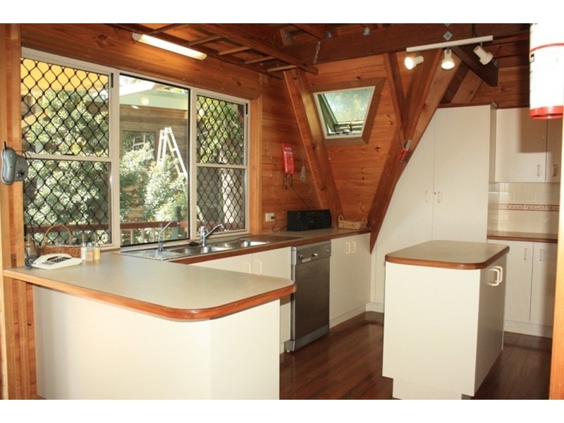 4 Merinda Crescent, Point Lookout QLD 4183