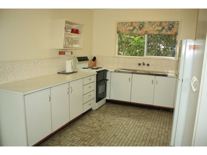 4 Ballow Street, Amity Point QLD 4183
