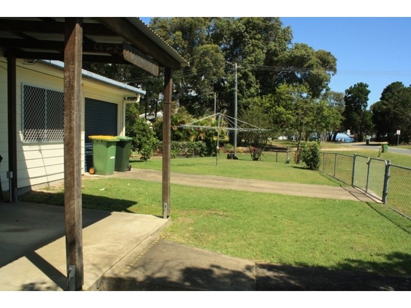4 Ballow Street, Amity Point QLD 4183