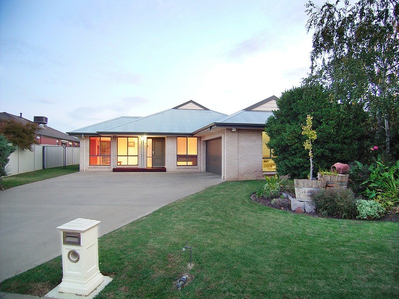 26 Menindee Crescent, Kialla VIC 3631