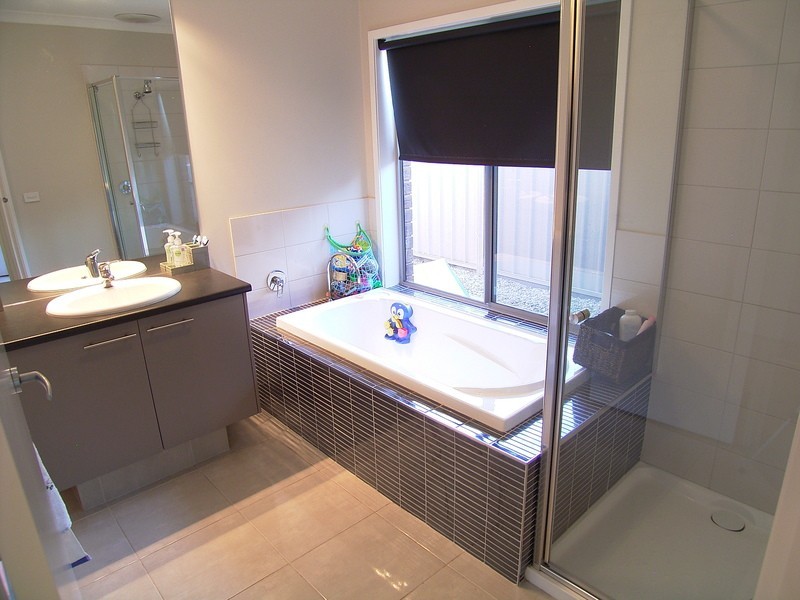 4 Imperial  Drive, Kialla VIC 3631